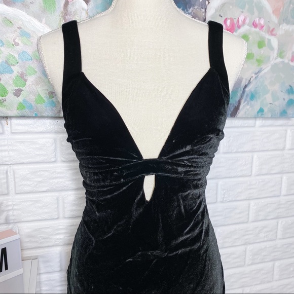 Express Black Velvet Deep V Bodycon Dress - Picture 4 of 7